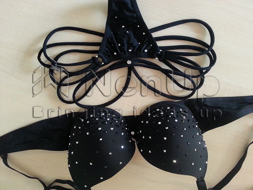 Kristal detaylı siyah bikini ürün fotoğrafı